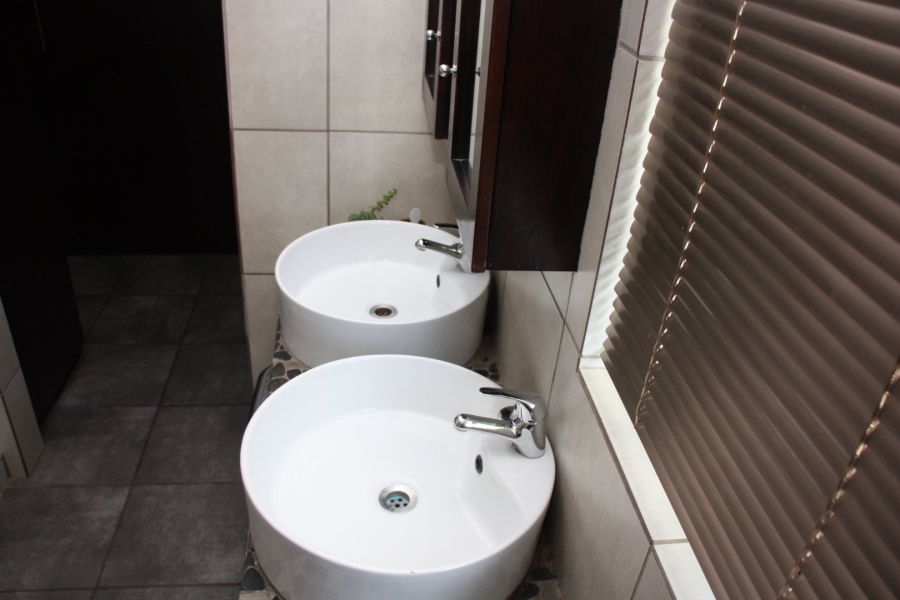 5 Bedroom Property for Sale in Langenhovenpark Free State